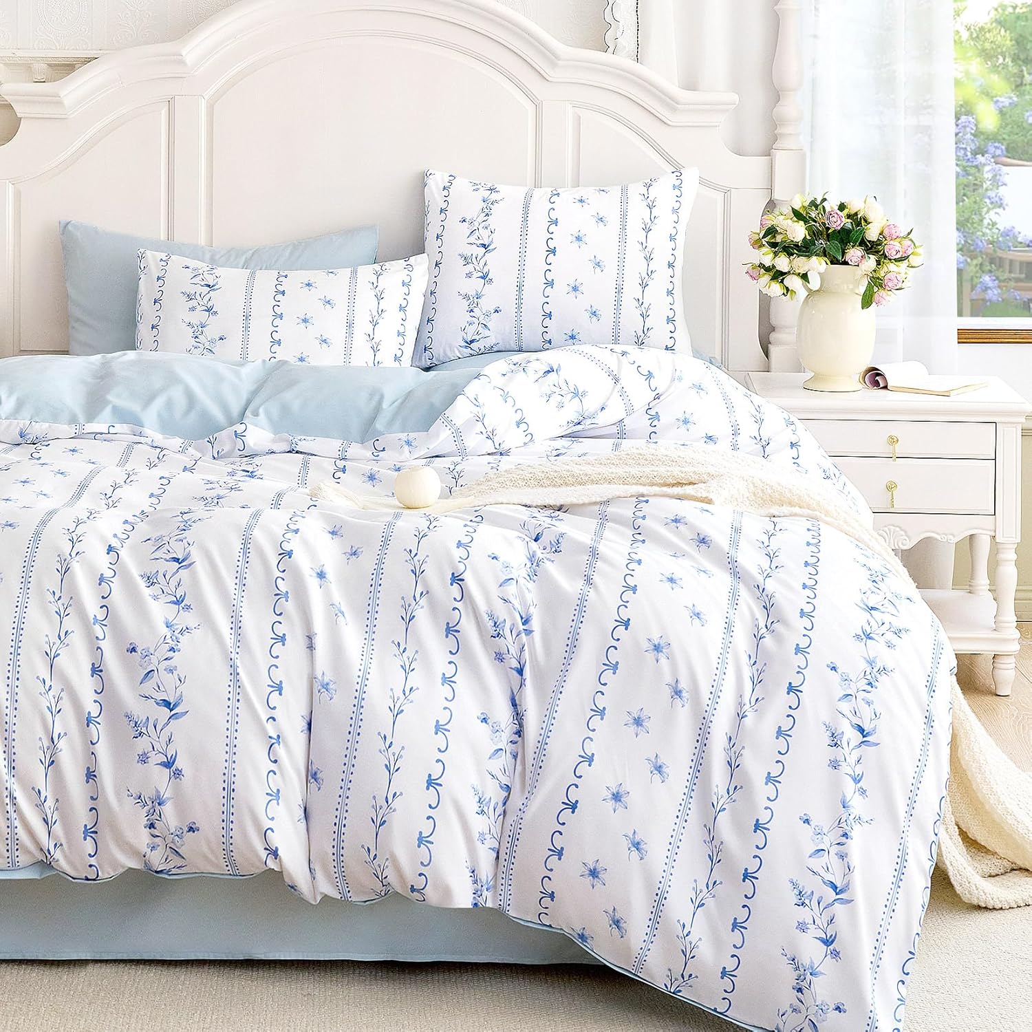 3-Piece Queen Blue White Floral Shabby Chic Lightweight Comforter Set