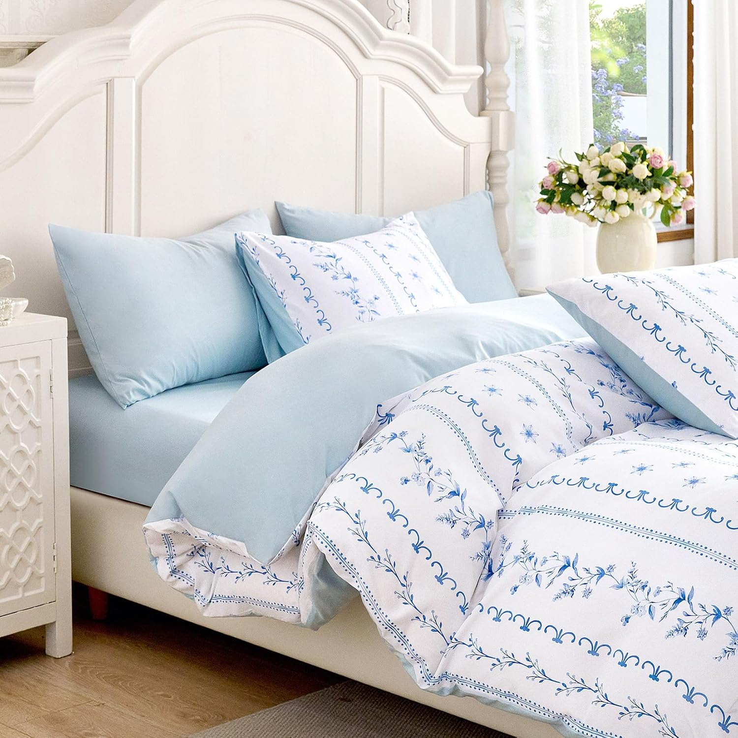 3-Piece Queen Blue White Floral Shabby Chic Lightweight Comforter Set